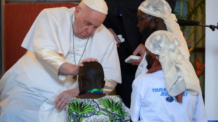 Ferenc pápa a Kongó keleti részén erőszak áldozatává vált személyekkel találkozott Kinshasában