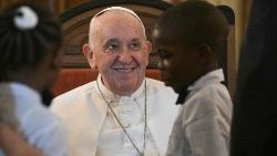 Franziskus bei der Begegnung in der Nuntiatur von Kinshasa