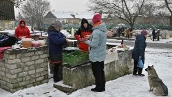 Einheimische besuchen am 1. Februar 2023 einen Straßenmarkt in dem Dorf Mykilske in der Region Cherson, mitten im russischen Einmarsch in die Ukraine.