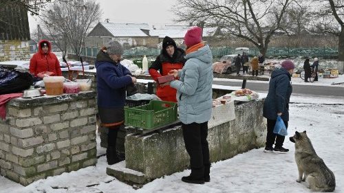 Einheimische besuchen am 1. Februar 2023 einen Straßenmarkt in dem Dorf Mykilske in der Region Cherson, mitten im russischen Einmarsch in die Ukraine.
