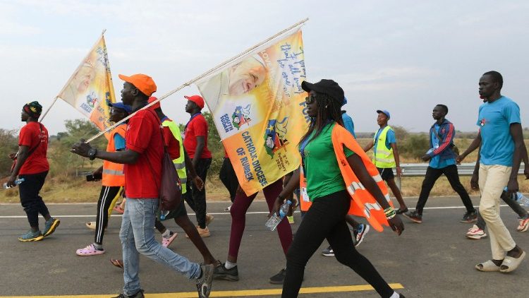 Young pilgrims and spiritual leaders walk 400 km for peace from Rumbek to Juba on the eve of Pope Francis' visit