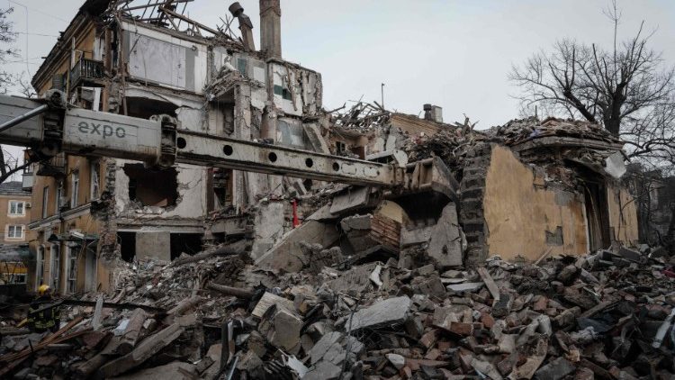 Uma escavadeira mecânica opera em um prédio destruído por um ataque de foguete em Kramatorsk em 2 de fevereiro de 2023, em meio à invasão russa da Ucrânia. - Pelo menos três pessoas morreram em 2 de fevereiro de 2023 e 20 ficaram feridas quando um foguete russo atingiu um prédio residencial no centro de Kramatorsk, localizado na região industrial de Donetsk, no leste da Ucrânia. (Foto de YASUYOSHI CHIBA/AFP)
