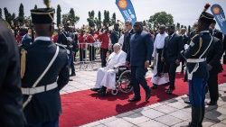 Presidente da República Democrática do Congo (RDC) Felix Tshisekedi (C-R) caminha ao lado do Papa Francisco (C-L), sentado em uma cadeira de rodas, após a partida do Papa da República Democrática do Congo (RDC), no N'djili International Aeroporto de Kinshasa, RDC. (Photo by Alexis Huguet / AFP)