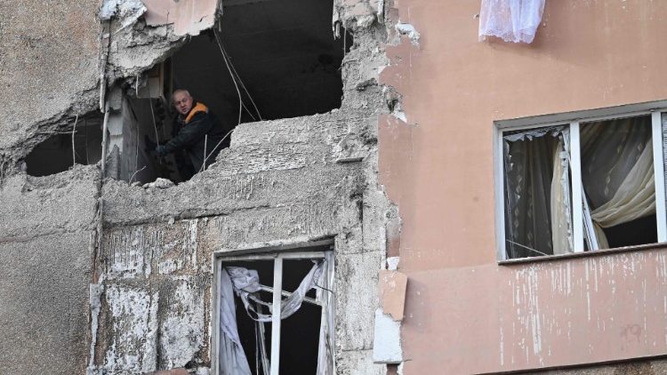 Um trabalhador do serviço de gás verifica o aparelho de gás em apartamentos fortemente danificados de um prédio residencial de vários andares após o ataque russo, em Kherson, em 3 de fevereiro de 2023, em meio à invasão russa da Ucrânia. (Foto de Genya SAVILOV / AFP)