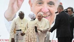 Papież Franciszek i Nyakuor Rebecca podczas spotkania Ojca Świętego z uchodźcami wewnętrznymi w Sudanie Południowym, 4 lutego 2023