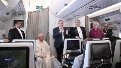 Conférence de presse à trois du Pape François, Justin Welby et Iian Greenshields dans le vol retour du Soudan du Sud