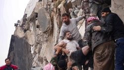 Wyciąganie ludzi spod gruzów po trzęsieniu ziemi, Aleppo, Syria, 6 lutego 2023
