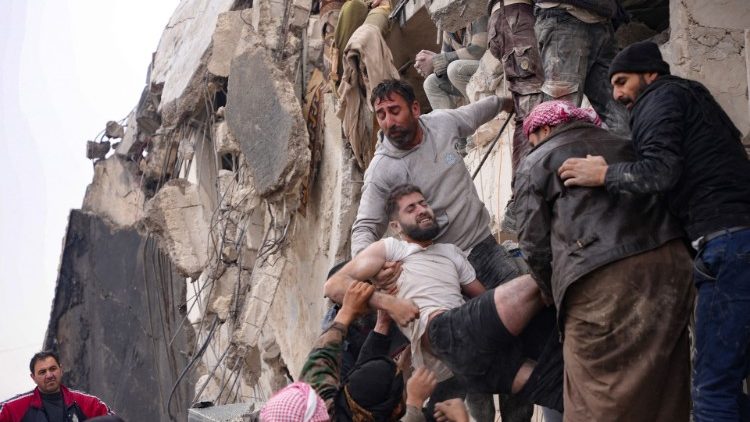 Wyciąganie ludzi spod gruzów po trzęsieniu ziemi, Aleppo, Syria, 6 lutego 2023