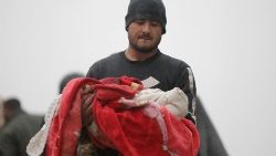 Sírio carrega o corpo de uma criança morta no terremoto na cidade de Jandaris, no interior da cidade de Afrin, no noroeste da Síria, na parte controlada pelos rebeldes da província de Aleppo, em 6 de fevereiro de 2023. - Centenas foram supostamente morto no norte da Síria após um terremoto de magnitude 7,8 que se originou na Turquia e foi sentido nos países vizinhos. (Foto de Bakr ALKASEM/AFP)