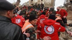 Syrische Rettungshelfer suchen nach Opfern und Überlebenden des Erdbebens