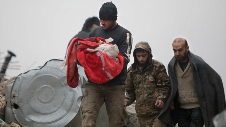 Criança salva em Aleppo depois do terremoto