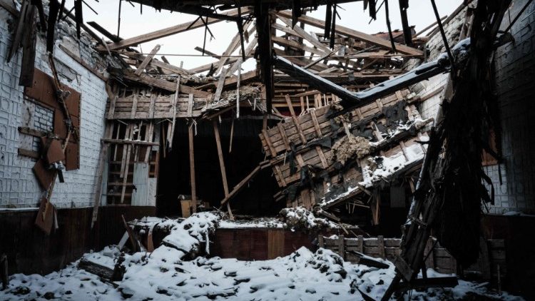 Zniszczony przez ostrzał budynek w Zaricznem w obwodzie donieckim, 6 lutego 2023