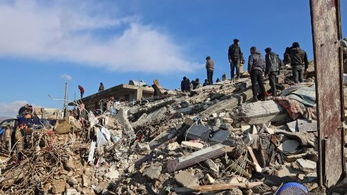 Terremoto, 23 milioni persone colpite. Il parroco di Aleppo: in prima linea per gli aiuti