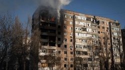 Ostrzelany przez Rosjan budynek mieszkalny w Awdijiwce, 8 lutego 2023