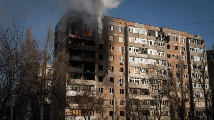 Ostrzelany przez Rosjan budynek mieszkalny w Awdijiwce, 8 lutego 2023