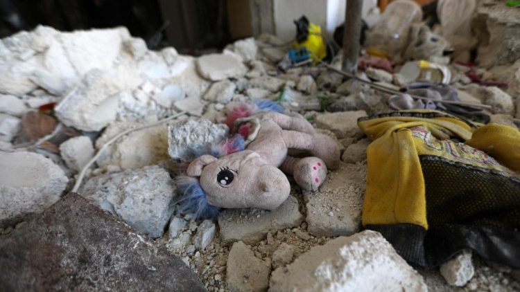 Um brinquedo de criança está entre os escombros de uma casa destruída em um terremoto mortal na cidade de Jandaris, na província de Aleppo controlada pelos rebeldes na Síria, em 9 de fevereiro de 2023. (Foto de Bakr ALKASEM / AFP)