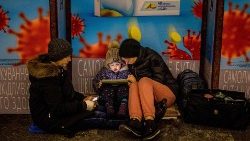 Mieszkańcy Kijowa chroniący się na stacji metra w czasie alarmu przeciwlotnicznego, 10 lutego 2023