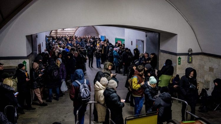 Moradores se abrigam em uma estação de metrô durante um alarme de ataque aéreo na capital ucraniana de Kiev em 10 de fevereiro de 2023, em meio à invasão russa da Ucrânia. (Foto de Dimitar DILKOFF / AFP)
