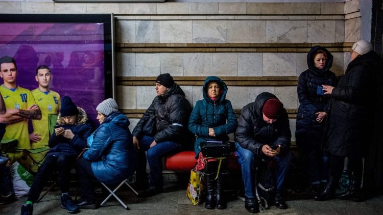 Ukrainer in der Kyiver Metro während eines Luftalarms