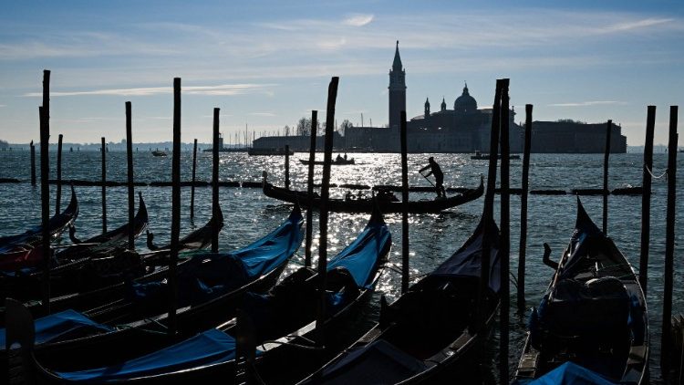 Ein besonderer Ort für Begegnung: das Benediktinerkloster auf der gleichnamigen Insel San Giorgio Maggiore im Golf von Venedig, hier am Horizont zu erkennen