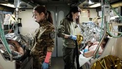 Ukraińskie ratowniczki medyczne pracujące w specjalnym autobusie wywożącym rannych z linii frontu w Donbasie, 11 lutego 2023