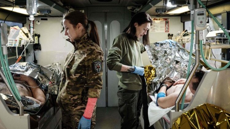 Ukraińskie ratowniczki medyczne pracujące w specjalnym autobusie wywożącym rannych z linii frontu w Donbasie, 11 lutego 2023