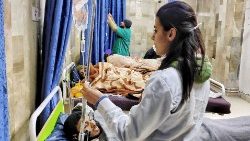 Vítimas de ataque terrorista sendp atendidas em hospital sírio