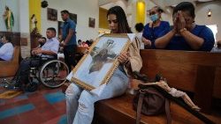 Fieles de la Iglesia católica en Nicaragua en oración por la justicia y la paz en su país. 