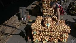 Un ouvrier empile des sacs d'oignons au marché central de Buenos aires en Argentine le 10 février 2023, quelques jours avant l'annonce de l'indice mensuel d'inflation. 