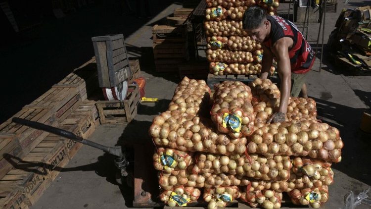 Un ouvrier empile des sacs d'oignons au marché central de Buenos aires en Argentine le 10 février 2023, quelques jours avant l'annonce de l'indice mensuel d'inflation. 