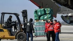 Hilfslieferungen aus Saudi Arabien kommen am Flughafen von Aleppo an 