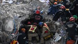 Los bomberos de Ankara y los equipos de búsqueda y rescate de Kirgiz buscan entre los escombros de los edificios derrumbados en Kahramanmaras el 14 de febrero de 2023.