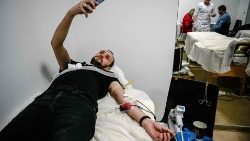 Mężczyzna oddający krew na potrzeby ukraińskiej armii, Lwów, 14 lutego 2023