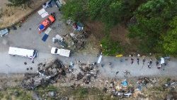 Vista aérea del autobús que trasladaba a migrantes y colisionó en la madrugada de este miércoles 15 de febrero. (AFP or licensors)