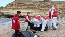 Pracownicy Czerwonego Półksiężyca po wyłowieniu kolejnych ciał ofiar tragedii, wybrzeże libijskie