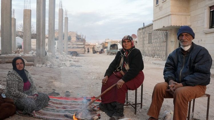 Varios sirios se reúnen en una calle tras el terremoto del 6 de febrero que sacudió Turquía y Siria, en la ciudad de Jindayris, el 14 de febrero de 2023.