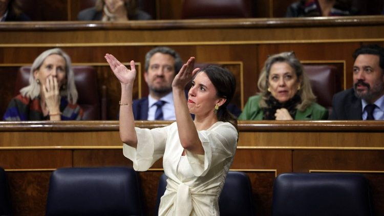 Испанският министър на равенството Ирене Монтеро след гласуването на закона за правата на трансексуалните в испанския Конгрес на депутатите, 16.02.2023