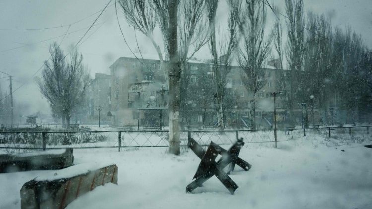A neve cobre a rua em Bakhmut em 16 de fevereiro de 2023, quando o chefe da unidade mercenária da Rússia, Wagner, disse que pode levar meses para capturar a cidade ucraniana em apuros e criticou a "burocracia monstruosa" de Moscou por retardar os ganhos militares. - A Rússia tem tentado cercar a devastada cidade industrial e tomá-la antes de 24 de fevereiro, primeiro aniversário do que chama de sua "operação militar especial" na Ucrânia. (Foto de YASUYOSHI CHIBA/AFP)