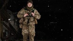 Un soldato ucraino a Bakhmut, bombardata in questi giorni dai russi (Yasuyoshi Chiba / Afp)