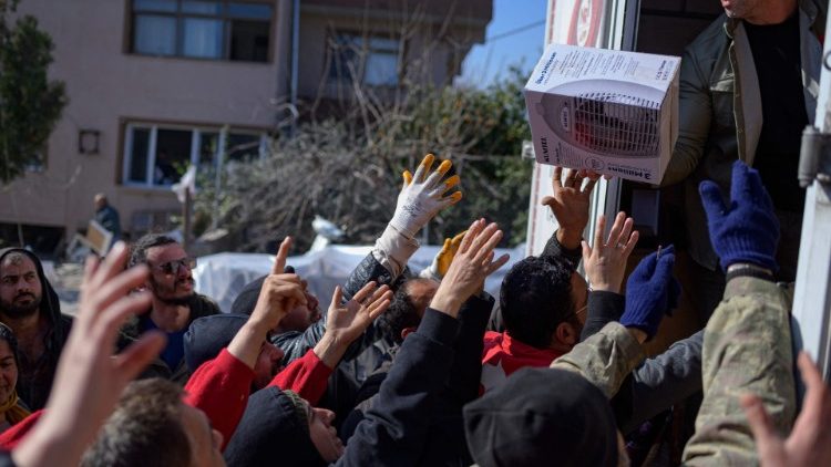 Stanovnici Turske primaju humanitarnu pomoć nakon potresa u veljači ove godine koji je pogodio granično područje Turske i Sirije