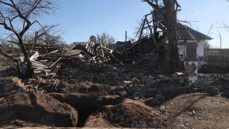 Esta fotografia tirada em 16 de fevereiro de 2023 mostra trincheiras em frente a uma casa destruída em um vilarejo de Davydiv Brid, região de Kherson, sul da Ucrânia, em meio à invasão russa da Ucrânia. (Foto de Oleksandr GIMANOV / AFP)