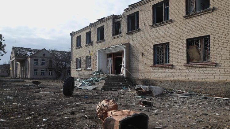 Esta fotografia tirada em 16 de fevereiro de 2023 mostra o monumento derrubado da era soviética de Alexander Suvorov em frente a um prédio da administração local fortemente danificado em uma vila de Davydiv Brid, região de Kherson, sul da Ucrânia, em meio à invasão russa da Ucrânia. (Foto de Oleksandr GIMANOV / AFP)