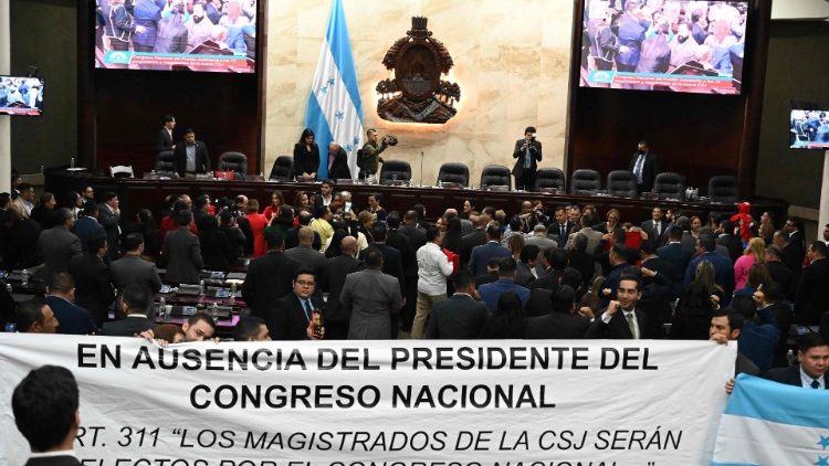 Die neuen Mitglieder des Obersten Verfassungsgerichtshofes werden nach der Wahlnacht am Folgetag, 17.2., im Kongress in Tegucigalpa vereidigt.