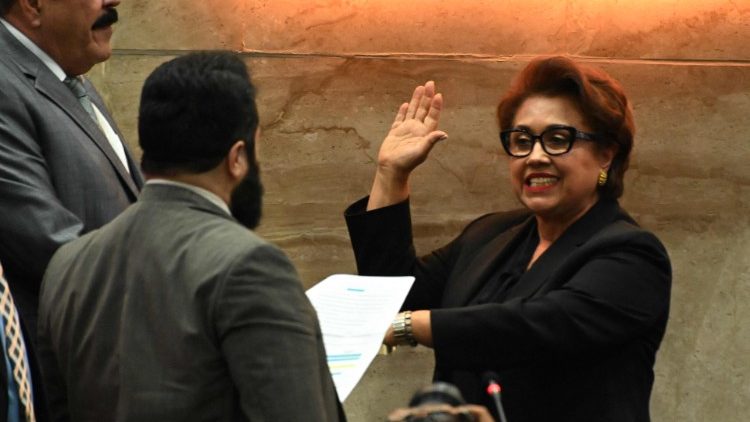 Die neue Präsidentin des Verfassungsgerichtet, Rebeca Lizette Obando, legt den Amtseid ab (l.: Kongress-Präsident Luis Redondo)