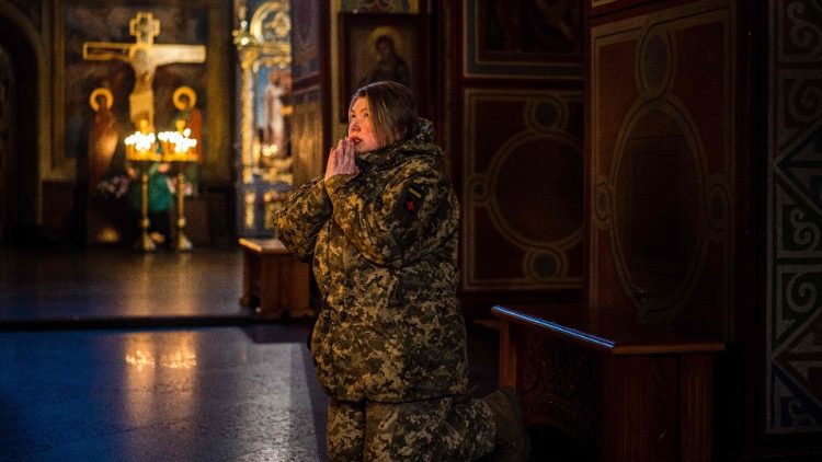 Una donna in preghiera in Ucraina