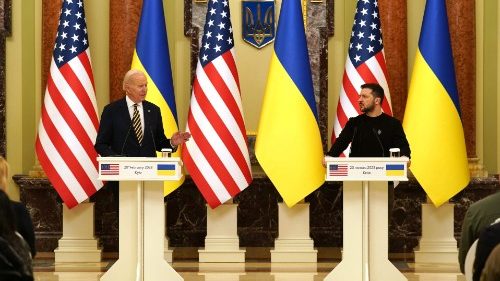  Visita a sorpresa di Biden a Kyiv, promessi nuovi aiuti militari