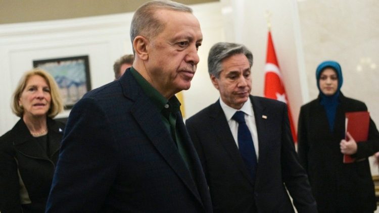 In primo piano il presidente turco Erdogan, alla sua sinistra il segretario di Stato americano Blinken (Afp)