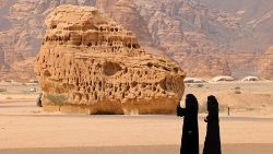 Touristinnen in der Oase Al-Ula in Saudi-Arabien