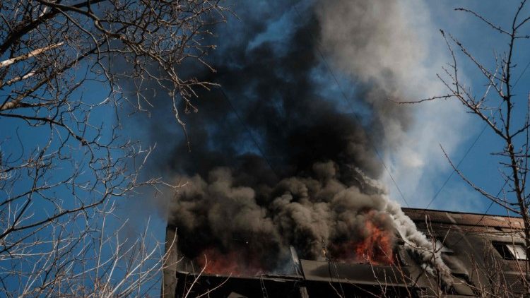 Budynek ucierpiały podczas rosyjskiego ataku w Awdijiwce, 8 lutego 2023