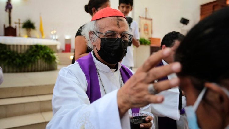 Kardinal Brenes under askonsdagens liturgi i katedralen i Managua